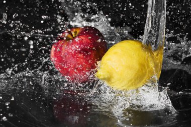 limon ve apple siyah arka plan üzerine tatlı su damlaları