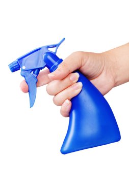 elinde beyaz zemin üzerine izole mavi püskürtülen ilaç şişe