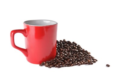 kare kırmızı seramik kupa ve kahve çekirdekleri üzerine beyaz