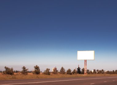 yol boş bir billboard ile bir köyde