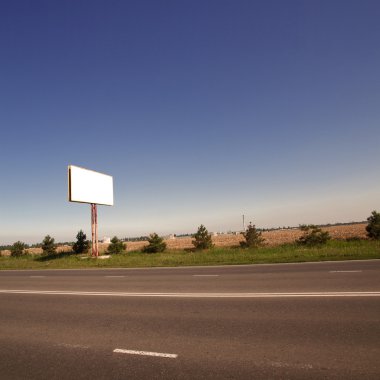 yol boş bir billboard ile bir köyde