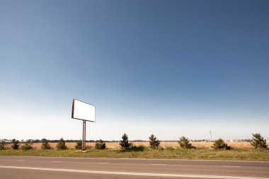 yol boş bir billboard ile bir köyde
