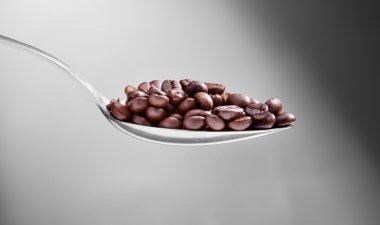 üzerine bir kaşık kahve çekirdekleri