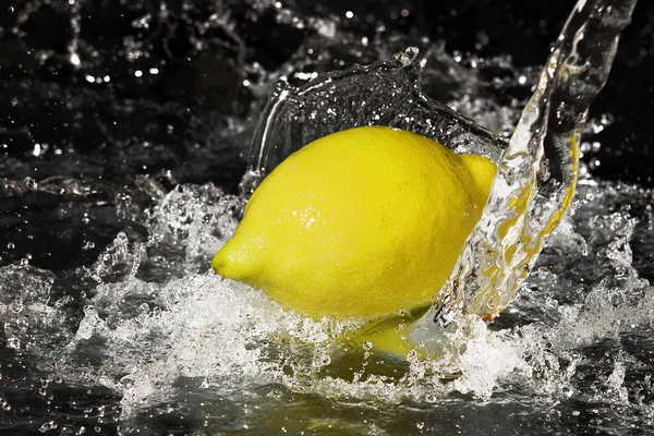 Frischwassertropfen auf Zitrone auf schwarzem Hintergrund — Stockfoto