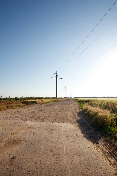Сельская дорога и голубое небо — стоковое фото