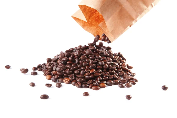 Kaffeebohnen aus einer Papiertüte verschüttet — Stockfoto