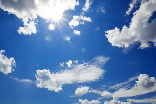 Mooie witte pluizige wolken in de blauwe lucht — Stockfoto