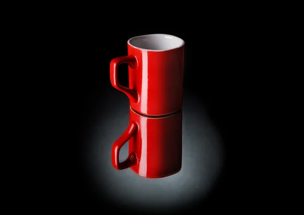 Close up of a red coffee cup on black background with reflection — Stock Photo, Image