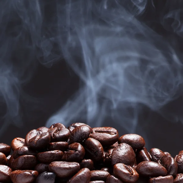 Grão de café com fumaça — Fotografia de Stock