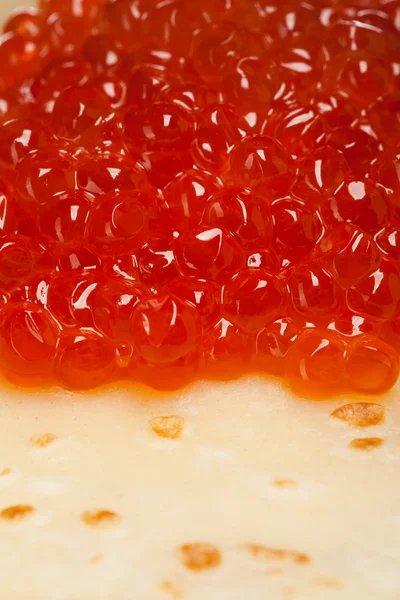Pannkakor med kaviar isolerad på vit närbild — Stockfoto