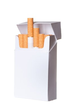 Beyaz arka planda izole edilmiş sigara paketleri