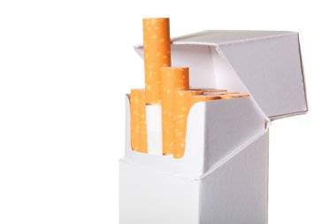 Beyaz arka planda izole edilmiş sigara paketleri