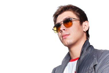 güneş gözlüğü ile çekici bir genç adam