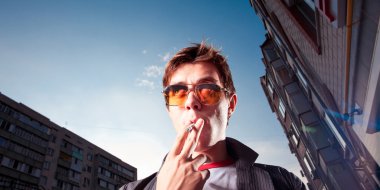 genç adam bir şehir cadde üzerinde Sigara