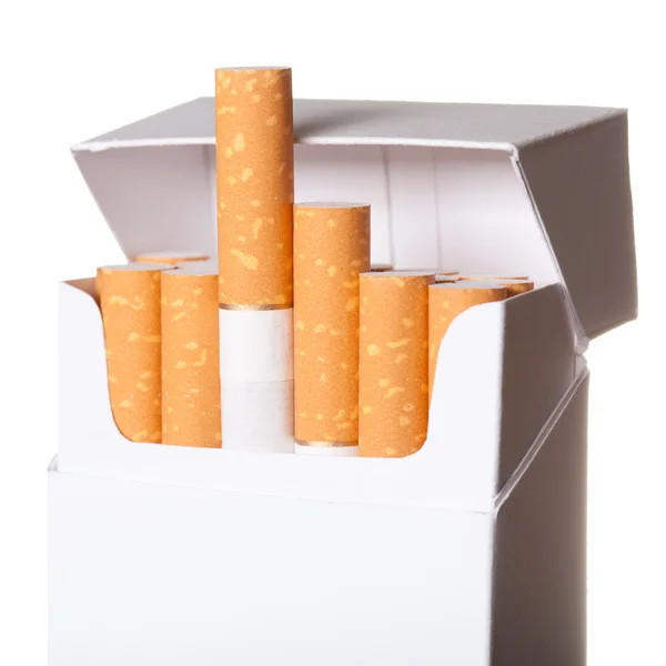 白地に隔離されたタバコのパック — ストック写真