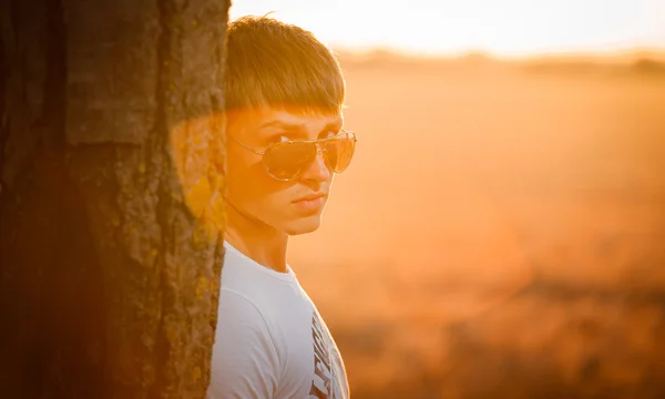 Genç adam açık havada güneş gözlüğü takmış portresi — Stok fotoğraf