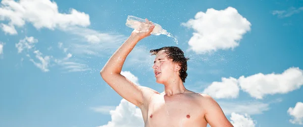 Ung utmattad idrottsman stänk och hälla vatten på hans — Stockfoto