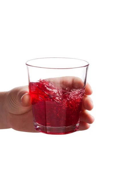 Vidrio de agua de mano femenino con bebida líquida roja — Foto de Stock