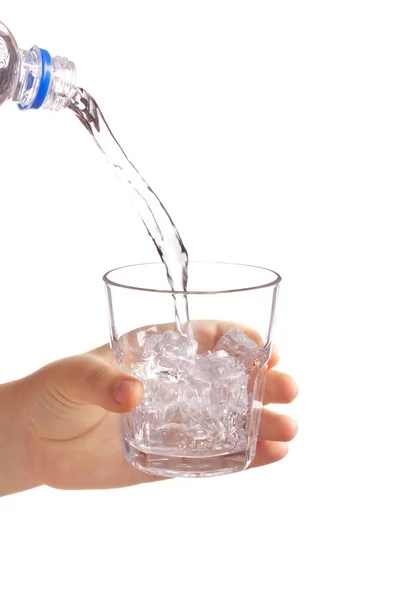 Mano che tiene un bicchiere d'acqua — Foto Stock