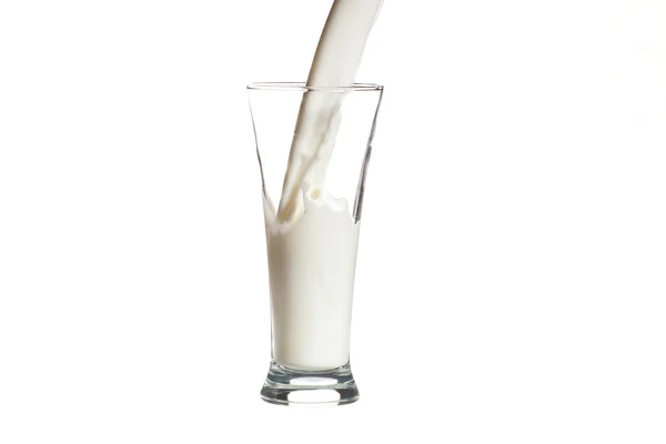 Glas Milch isoliert auf weißem Hintergrund — Stockfoto