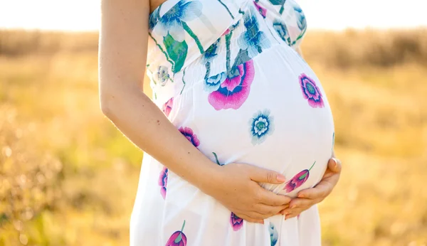 Έγκυος γυναίκα χαλαρωτικό έξω στο πάρκο — Φωτογραφία Αρχείου