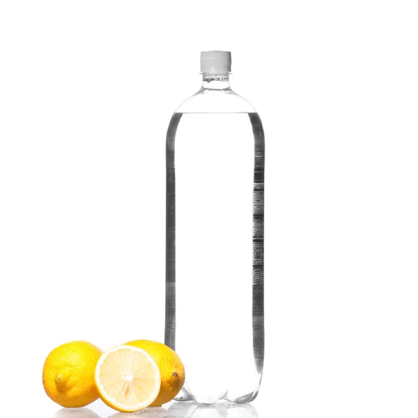 Şişe ve üzerinde beyaz izole limon — Stok fotoğraf