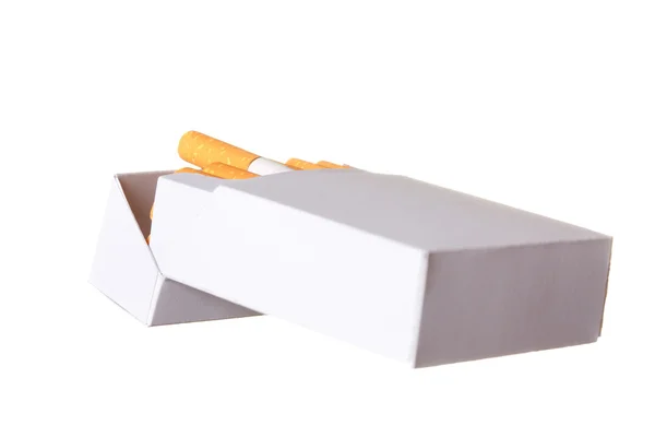 Embalagem de cigarros isolados sobre fundo branco — Fotografia de Stock