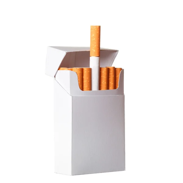 Balení cigaret izolovaných na bílém pozadí — Stock fotografie