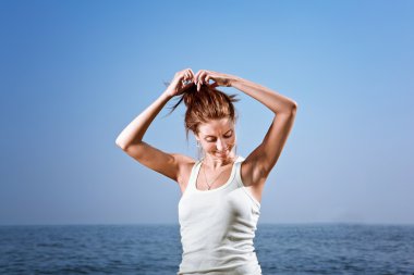 bikini daimi deniz onun geniş ope ile seksi genç kadın