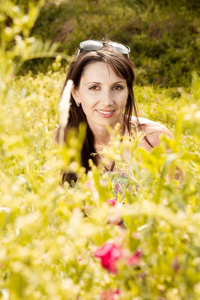 Frumos sexy femeie portret la natura în ochelari de soare negri — Fotografie, imagine de stoc