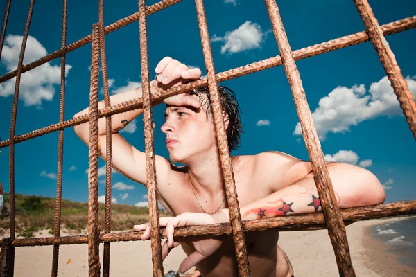 Porträtt av en ung man på stranden — Stockfoto