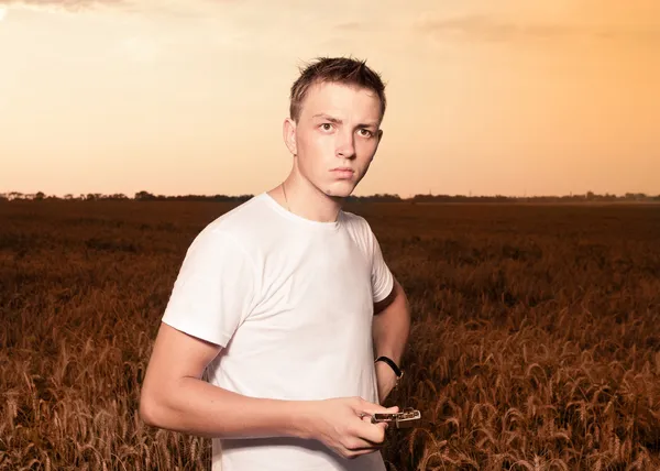 Immagine di un giovane sul campo di grano — Foto Stock