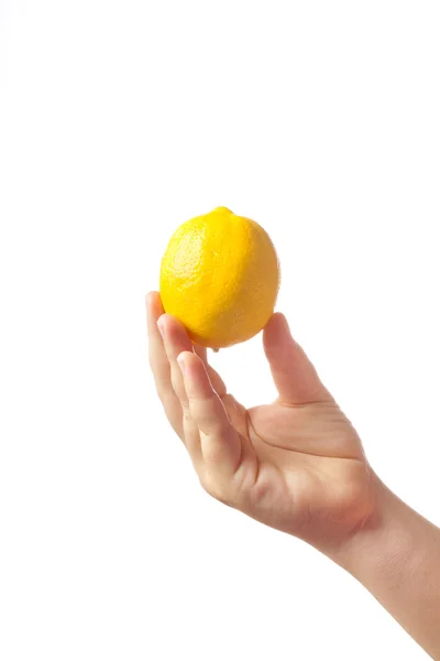 Junge kaukasische weibliche Hand mit einem frischen gelben Zitronenisolat — Stockfoto