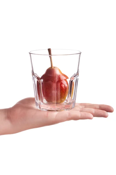 Päron i ett glas å isolerad på vit bakgrund — Stockfoto