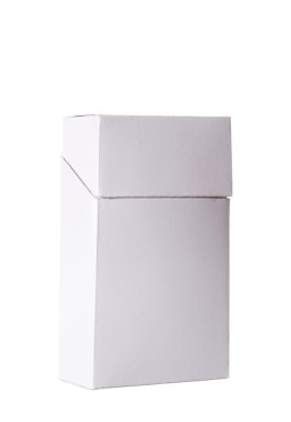 Beyaz arka planda izole edilmiş sigara paketleri