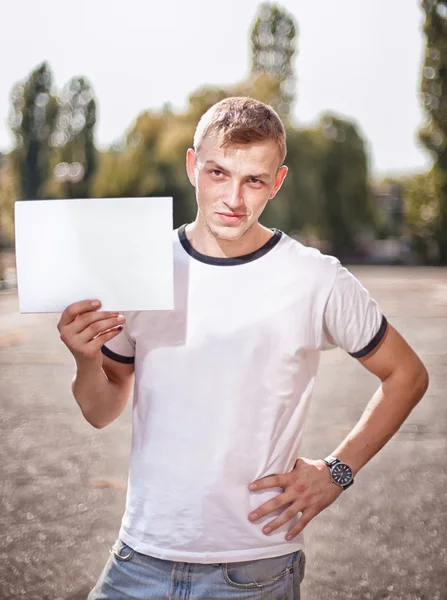 Glücklicher Kerl mit leerer weißer Karte — Stockfoto