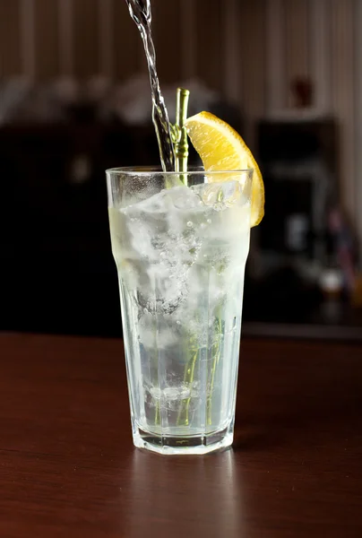 Beber con hielo y rodaja de limón de cerca —  Fotos de Stock