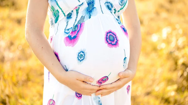 Pregnant woman relaxing outside in the park — Stock Photo, Image