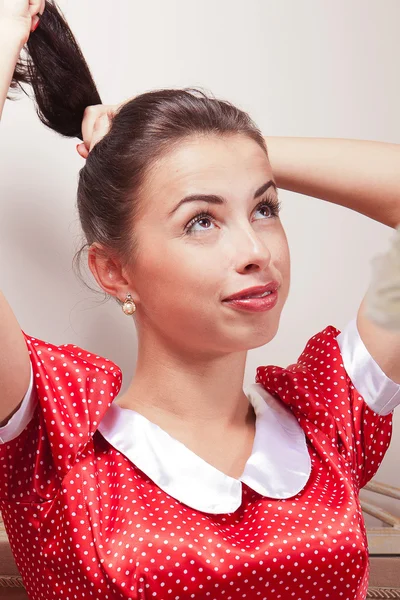 Mooie lachende jonge vrouw in rode jurk — Stockfoto