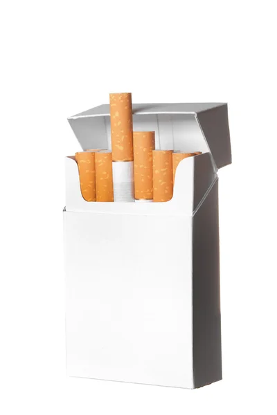 Пачка сигарет на белом фоне — стоковое фото