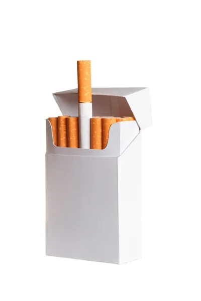 Förpackning cigaretter isolerad på vit bakgrund — Stockfoto