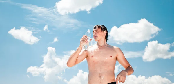 Jeune athlète épuisé éclaboussant et versant de l'eau fraîche sur son — Photo