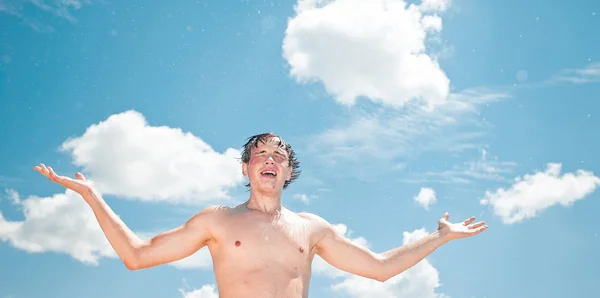 Jeune athlète épuisé éclaboussant et versant de l'eau fraîche sur son — Photo