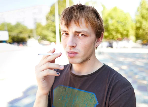 Primo piano ritratto di bel fumatore giovane — Foto Stock