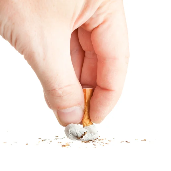 Mão que extingue um cigarro no branco — Fotografia de Stock