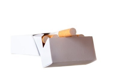 Beyaz arka planda izole edilmiş sigara paketleri