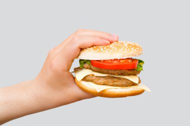 el lezzetli lokanta çizburger gri arka plan üzerinde tutarak