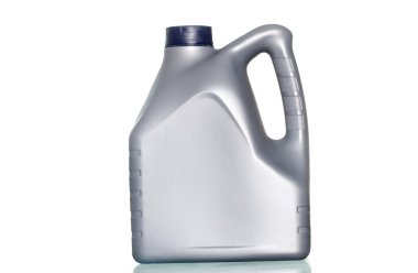 beyaz zemin üzerinde makine yağı ile gri kutu