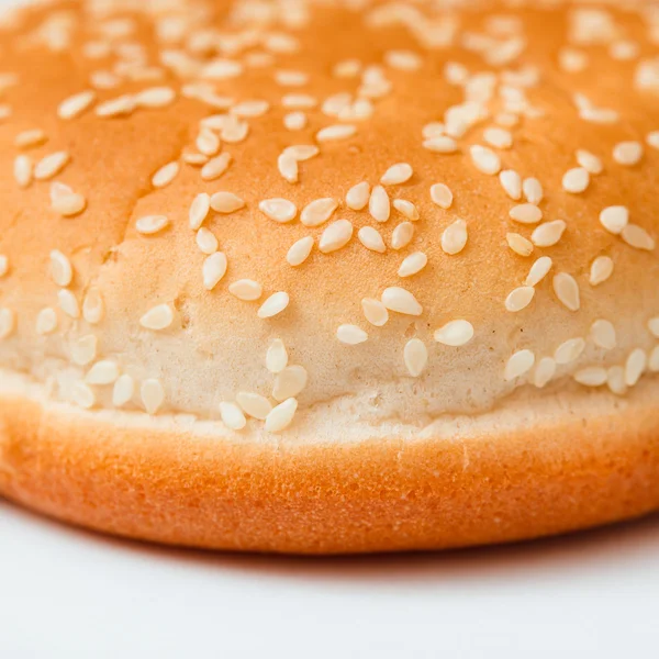 Primer plano del bollo de hamburguesa con semillas de sésamo —  Fotos de Stock