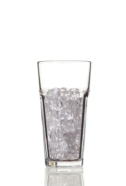 Glas met ijsblokjes. geïsoleerd op witte achtergrond — Stockfoto